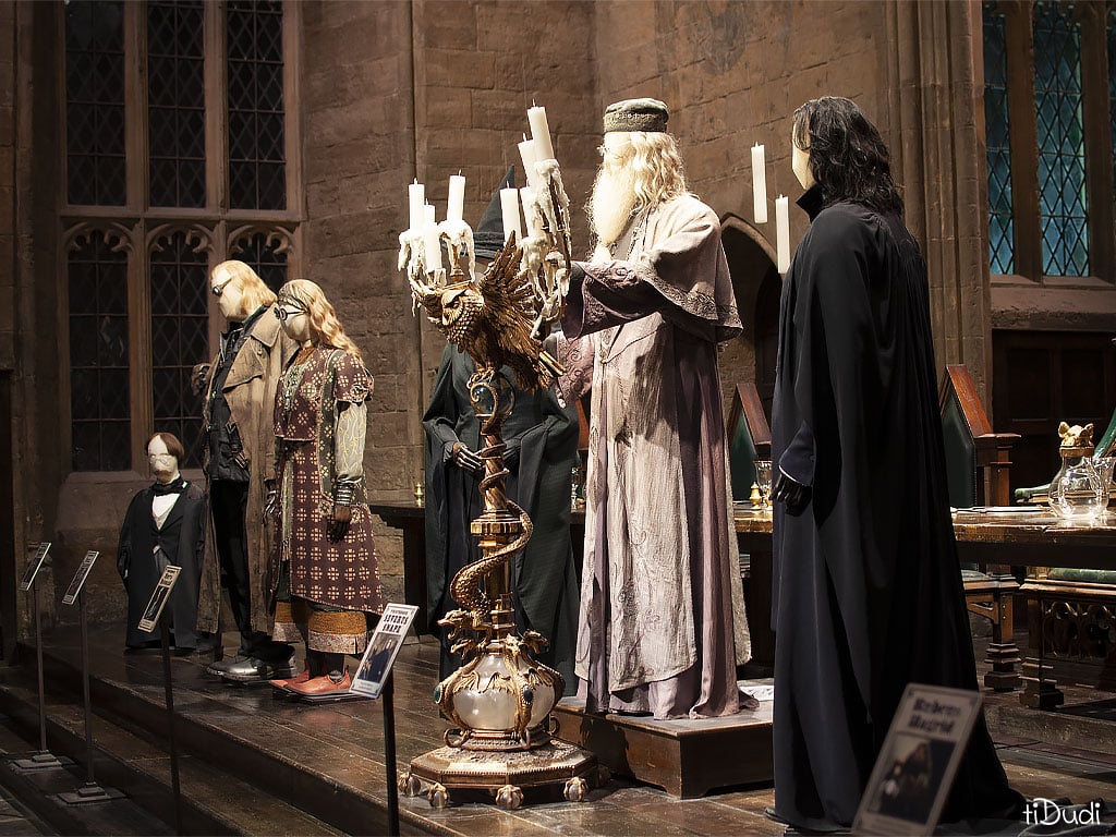 Les Professeurs Rogue, Dumbledore, Mc Gonagall, Trelawney, Maugrey et Flitwick dans la Grande Salle. Studios Harry Potter Londres