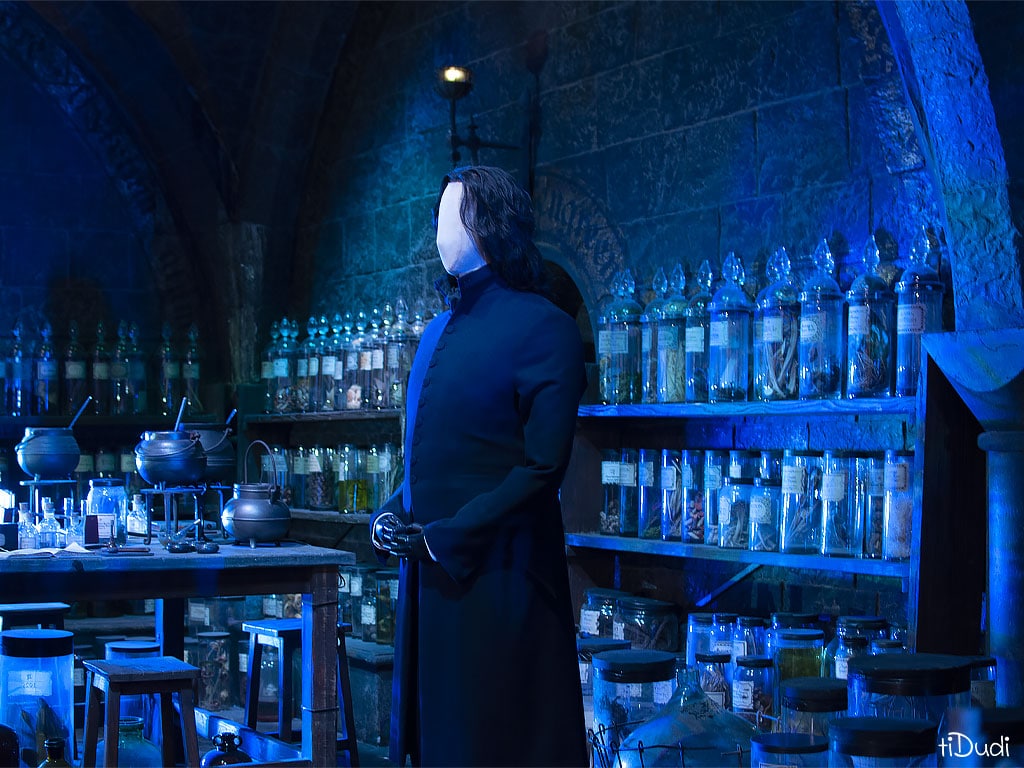 Le costume du Professeur Rogue dans la salle des potions. Studios Harry Potter de Londres